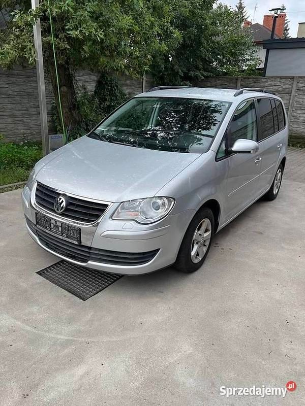 Srebrny Używany 2009 VW Touran Minivan | 19 300 zł (Uczciwa cena) - Obraz 1/4