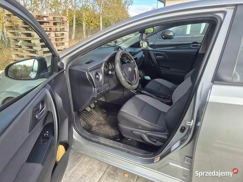 Używany Toyota Auris 132 KM (97 kW) 2018 Srebrny Kombi