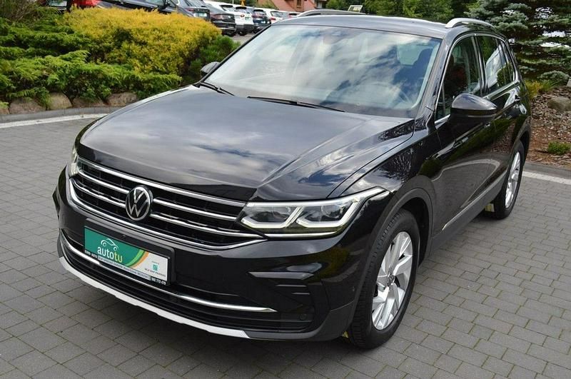 Czarny (metalik) Używany 2021 VW Tiguan SUV | 103 700 zł (Dość drogi) - Obraz 1/4