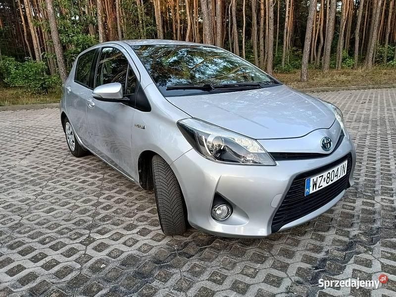 Srebrny Używany 2014 Toyota Yaris Hybrid Hatchback | 26 900 zł (Dość drogi) - Obraz 1/4