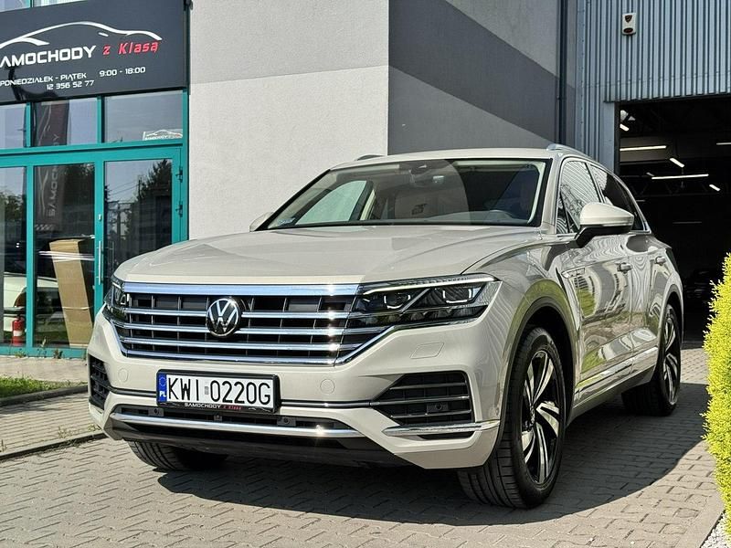 Beżowy (metalik) Używany 2020 VW Touareg SUV | 199 000 zł (Dość drogi) - Obraz 1/4