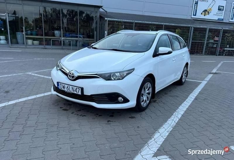 Biały Używany 2017 Toyota Auris Kombi | 21 900 zł - Obraz 1/4