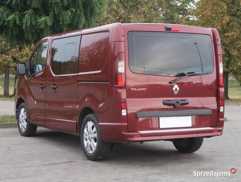 Używany Renault Trafic 150 KM (110 kW) 2023 Bordowy Minivan