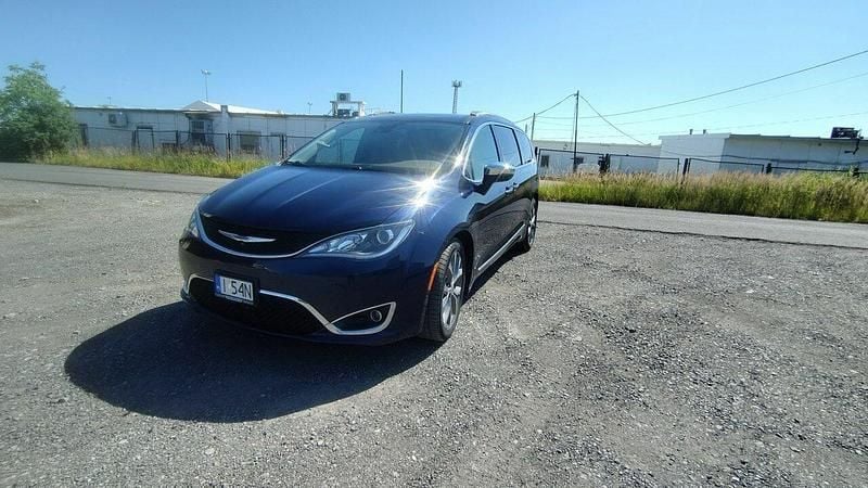 Niebieski Używany 2018 Chrysler Pacifica Limited Minivan | 93 999 zł - Obraz 1/4