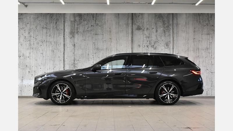 Używany BMW 520 Comfort Edition 197 KM (144 kW) 2025 Szary sophisto z brylantowym połyskiem metalizowany Kombi