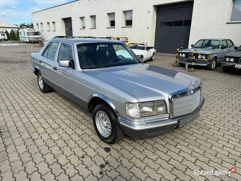 Srebrny Używany 1983 Mercedes E280 Sedan/Limuzyna | 22 500 zł - Obraz 1/4
