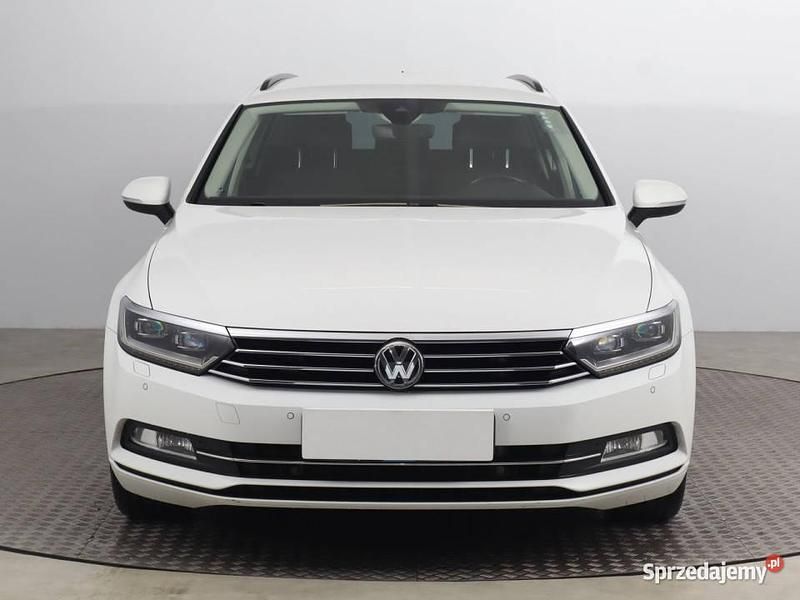 Biały Używany 2017 VW Passat Kombi | 68 999 zł (Uczciwa cena) - Obraz 1/4