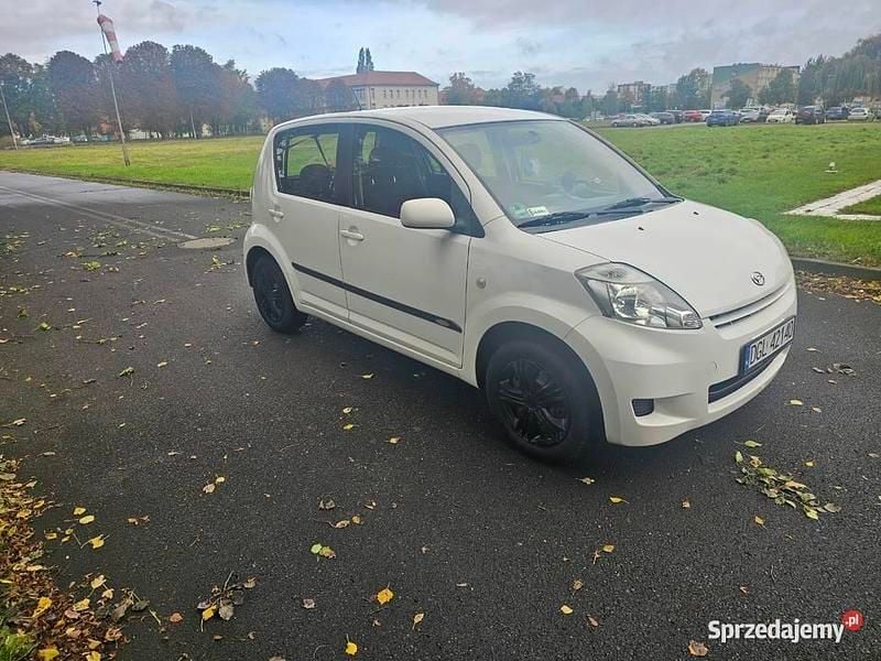 Biały Używany 2008 Daihatsu Sirion Hatchback | 8200 zł - Obraz 1/4