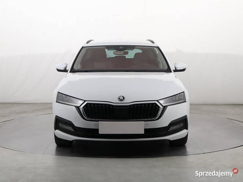 Biały Używany 2021 Skoda Octavia Kombi | 61 999 zł (Dobra cena) - Obraz 1/4