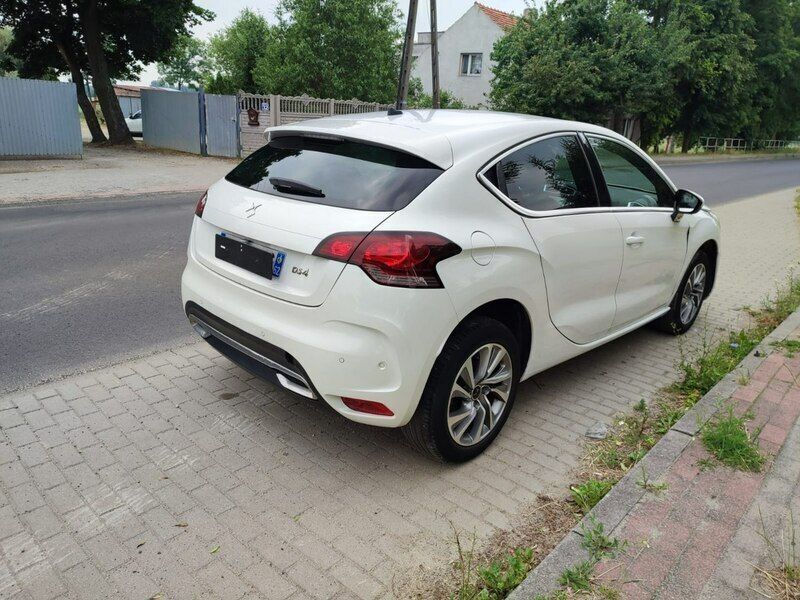Używany Citroën DS4 131 KM (96 kW) 2015 Biały Hatchback