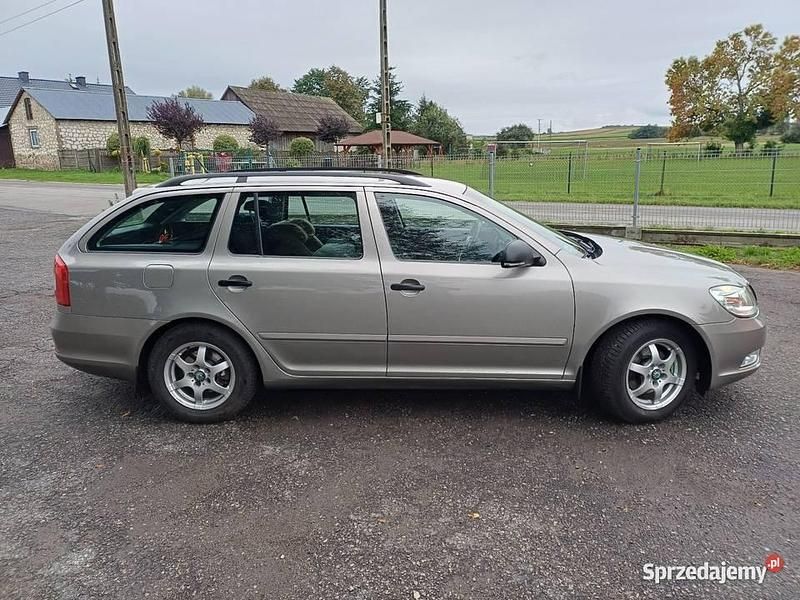 Beżowy Używany 2011 Skoda Octavia Kombi | 17 700 zł (Uczciwa cena) - Obraz 1/4