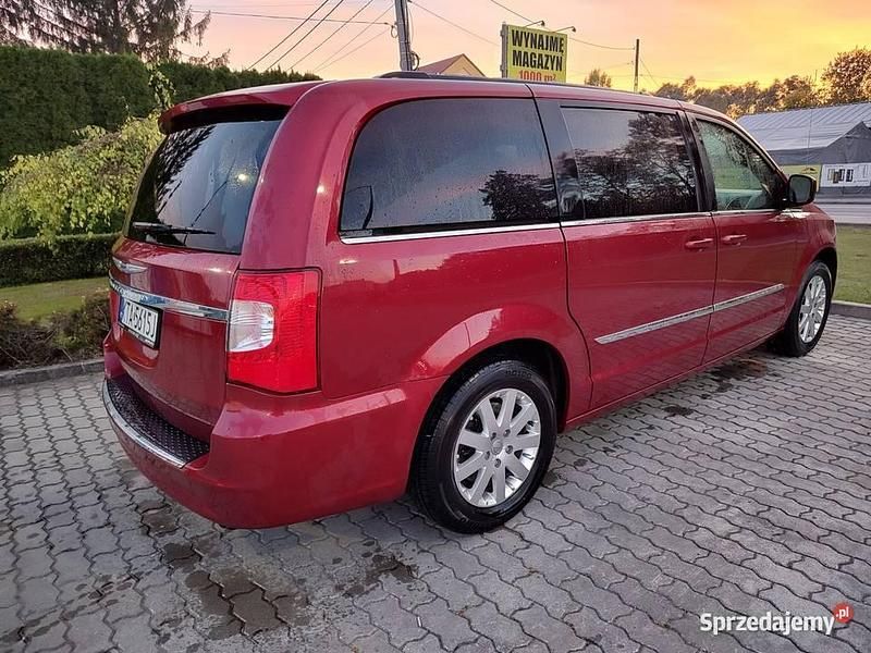 Czerwony Używany 2016 Chrysler Town & Country Minivan | 53 000 zł (Uczciwa cena) - Obraz 1/4