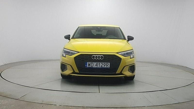 Używany Audi A3 Comfort 150 KM (110 kW) 2023 Żółtozłoty Sedan/Limuzyna