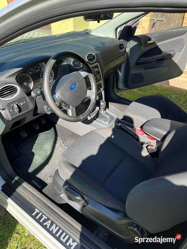 Używany Ford Focus 2006 Srebrny Hatchback