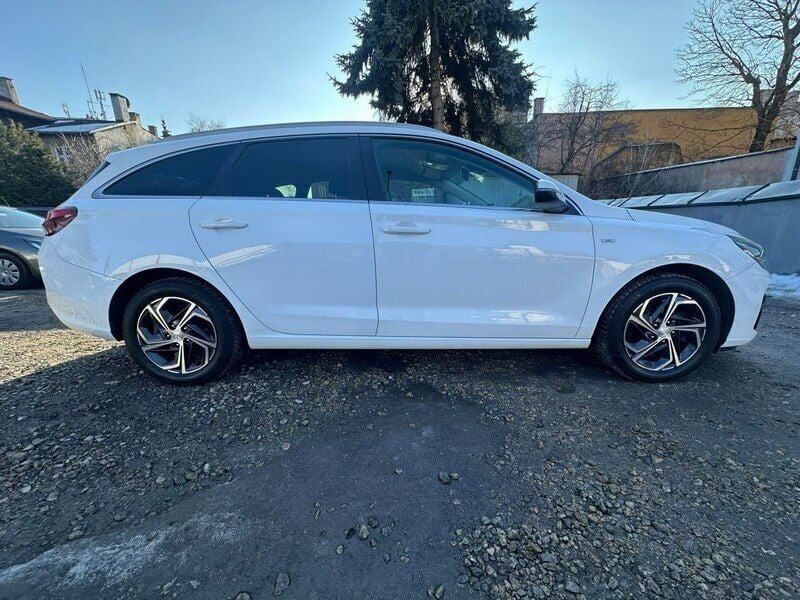 Używany Hyundai i30 160 KM (117 kW) 2021 Biały Kombi