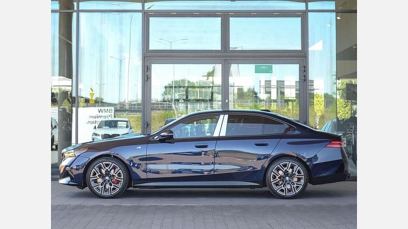 Używany BMW 540 Comfort Edition 286 KM (210 kW) 2025 Niebieski tanzanite bmw individual metalizowany Sedan/Limuzyna