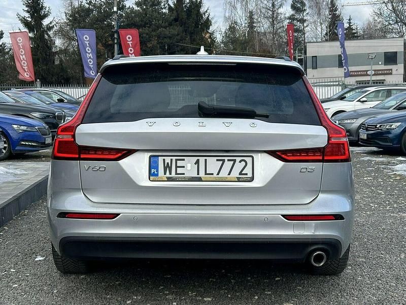 Używany Volvo V60 150 KM (110 kW) 2020 Srebrny (metalik) Kombi