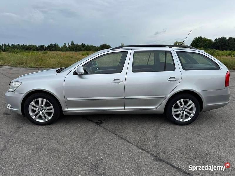 Srebrny Używany 2010 Skoda Octavia Kombi | 15 900 zł (Dobra cena) - Obraz 1/4
