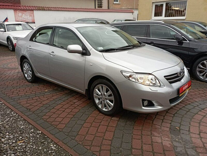 Używany Toyota Corolla 124 KM (91 kW) 2007 Srebrny (metalik) Sedan/Limuzyna