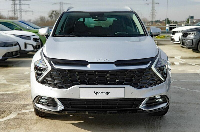 Używany Kia Sportage Silver 210 KM (154 kW) 2024 Szary (metalik) SUV