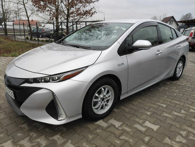 Używany Toyota Prius 122 KM (89 kW) 2021 Srebrny Hatchback