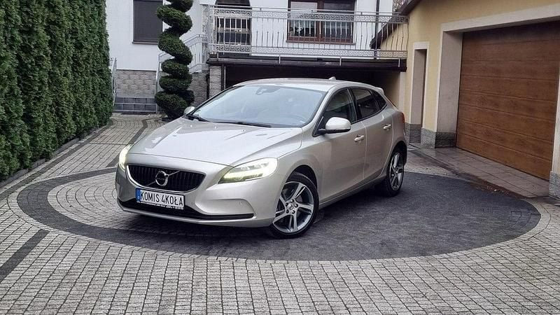 Inny (metalik) Używany 2018 Volvo V40 Hatchback | 47 900 zł (Uczciwa cena) - Obraz 1/4