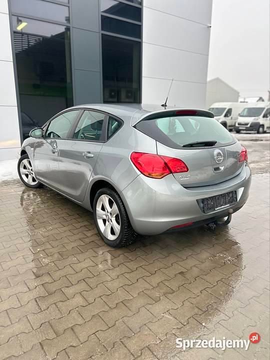 Używany Opel Astra 2010 Srebrny Hatchback