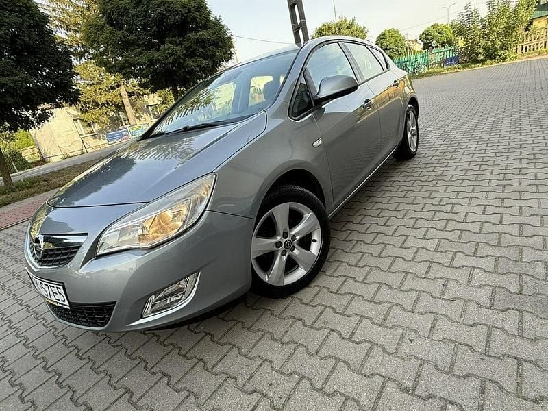 Szary Używany 2011 Opel Astra Hatchback | 18 900 zł (Dobra cena) - Obraz 1/4