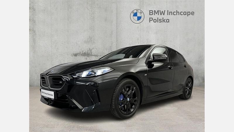 Czarny szafir metalizowany Używany 2024 BMW M135 Shadowline Hatchback | 194 900 zł - Obraz 1/3