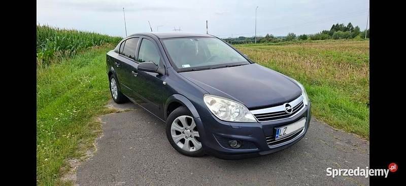 Granatowy Używany 2007 Opel Astra Sedan/Limuzyna | 7800 zł (Uczciwa cena) - Obraz 1/4