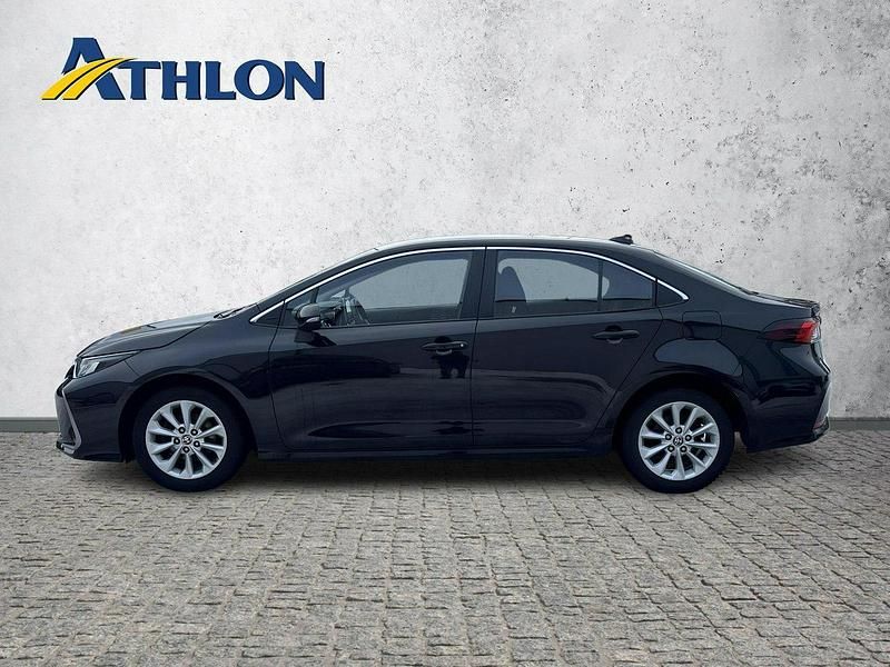 Używany Toyota Corolla 125 KM (91 kW) 2021 Czarny (metalik) Sedan/Limuzyna
