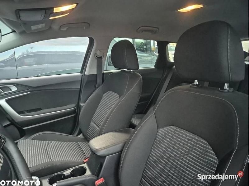 Używany Kia Ceed 2024 Srebrny Hatchback