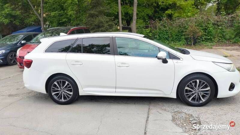 Używany Toyota Avensis Premium 143 KM (105 kW) 2016 Biały Sedan/Limuzyna