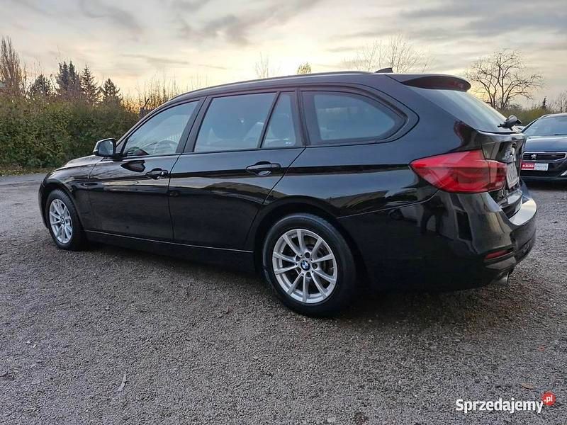 Czarny Używany 2018 BMW 318 Kombi | 59 900 zł - Obraz 1/4