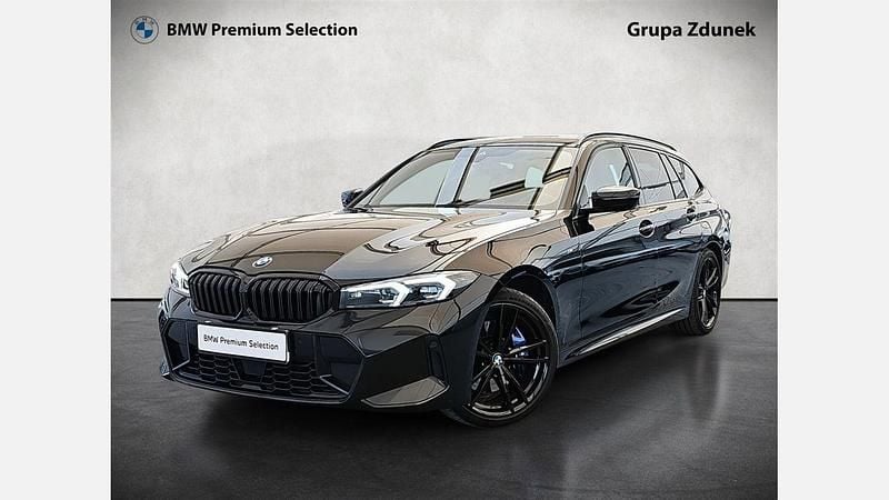 Czarny szafir metalizowany Używany 2023 BMW 320 Shadowline Kombi | 194 900 zł - Obraz 1/3