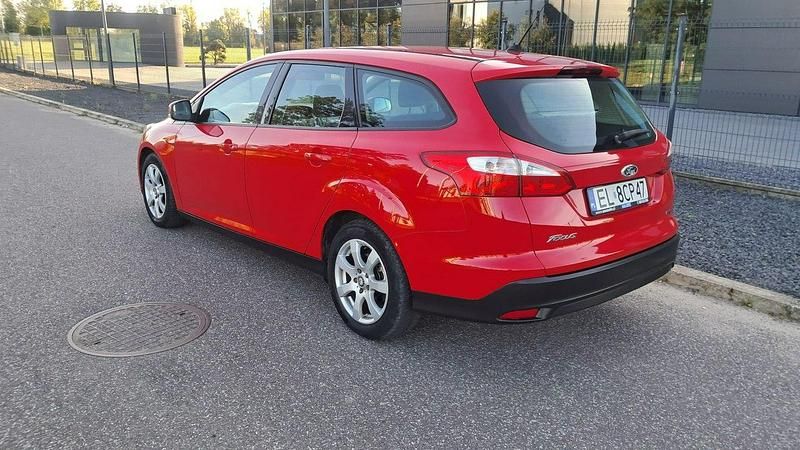 Używany Ford Focus 101 KM (74 kW) 2012 Czerwony Kombi