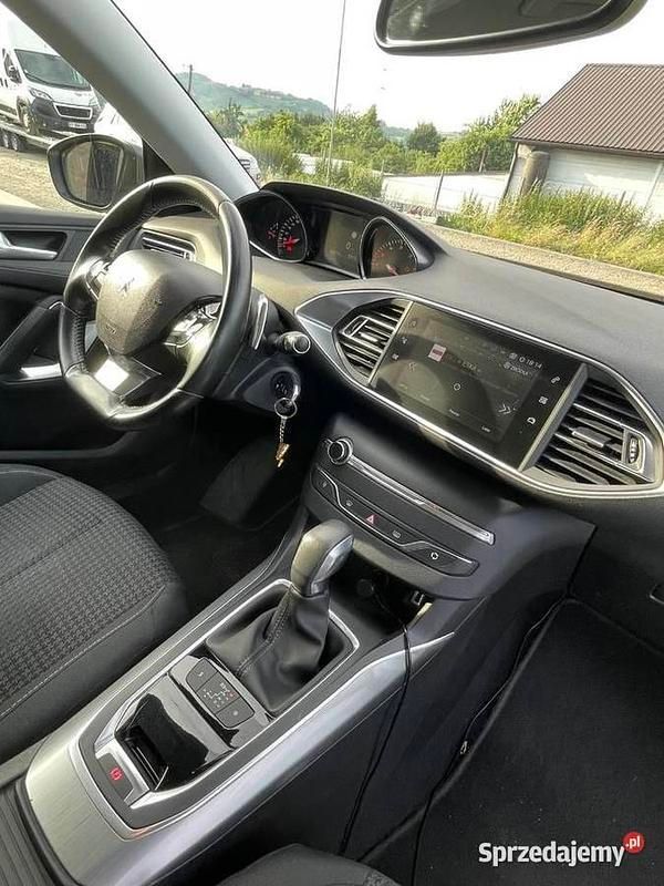 Używany Peugeot 308 2019 Srebrny Kombi