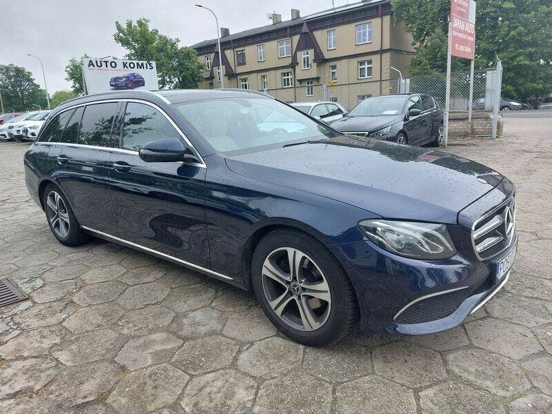 Niebieski ciemny (metalik) Używany 2018 Mercedes E200 Kombi | 80 000 zł (Super Cena) - Obraz 1/4
