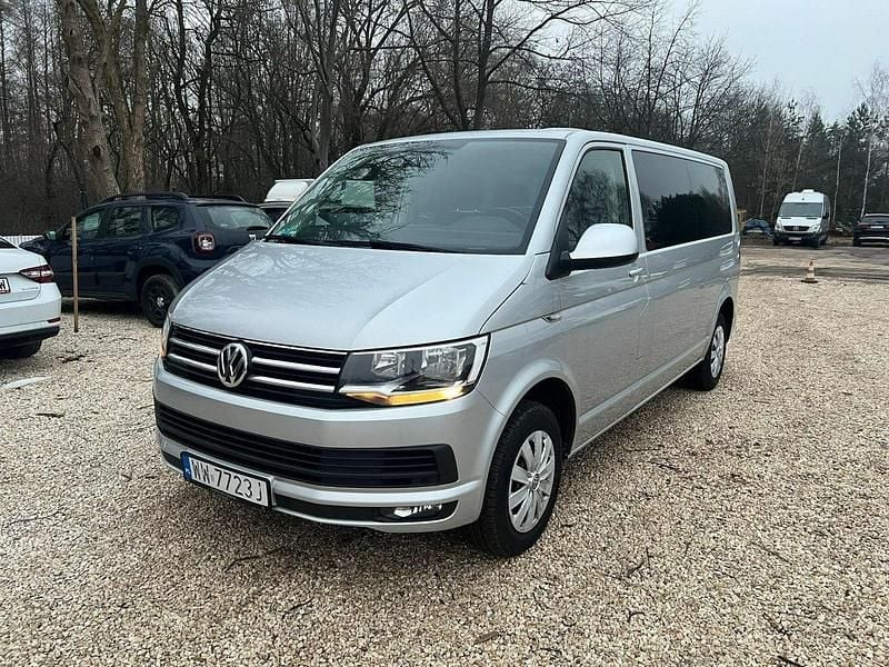 Srebrny (metalik) Używany 2018 VW Caravelle Minivan | 105 800 zł (Dobra cena) - Obraz 1/4