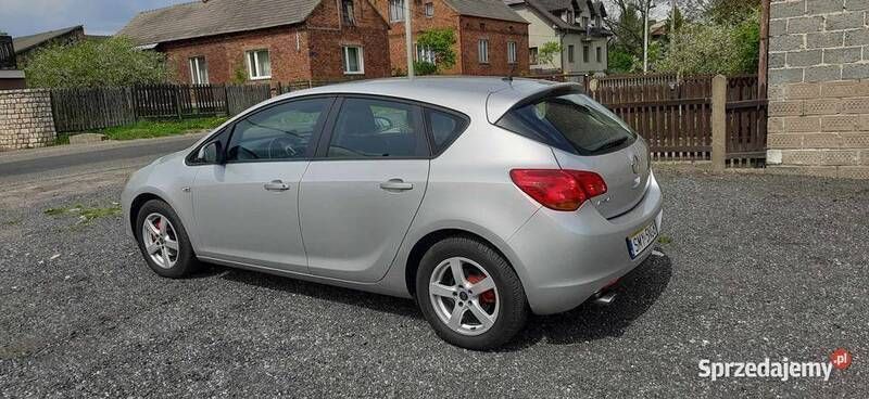 Używany Opel Astra 2010 Srebrny Hatchback