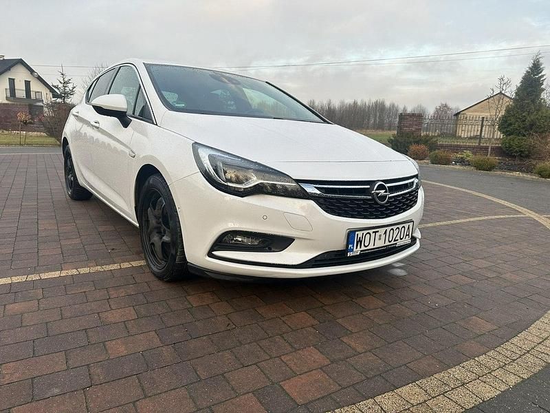 Biały Używany 2016 Opel Astra Hatchback | 32 800 zł (Uczciwa cena) - Obraz 1/4