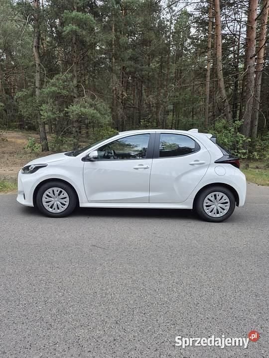Biały Używany 2022 Toyota Yaris Hybrid Hatchback | 63 500 zł (Dobra cena) - Obraz 1/4