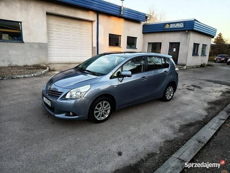 Używany Toyota Verso 132 KM (97 kW) 2011 Szary Minivan