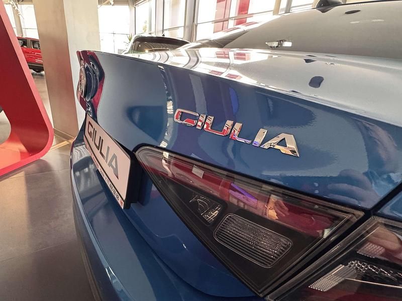 Nowe Alfa Romeo Giulia Veloce 280 KM (205 kW) 2025 Lakier metalizowany niebieski  misano blue Sedan/Limuzyna