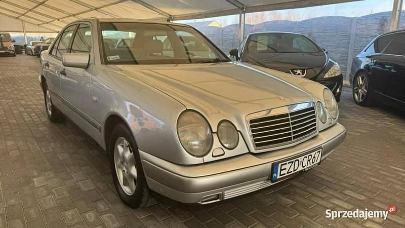 Srebrny Używany 1998 Mercedes E220 Sedan/Limuzyna | 7700 zł - Obraz 1/4
