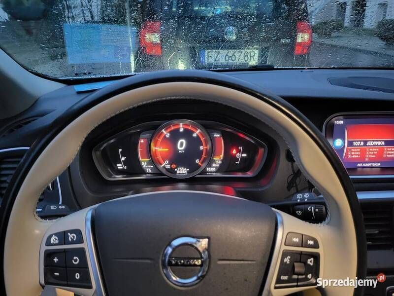 Biały Używany 2019 Volvo V40 Kombi | 65 000 zł (Uczciwa cena) - Obraz 1/4