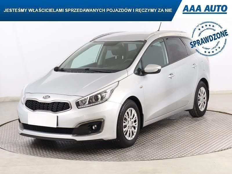 Używany Kia Ceed 135 KM (99 kW) 2015 Srebrny Hatchback