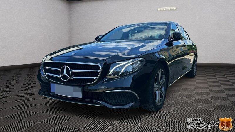 Czarny Używany 2018 Mercedes E220 Sedan/Limuzyna | 99 900 zł - Obraz 1/4