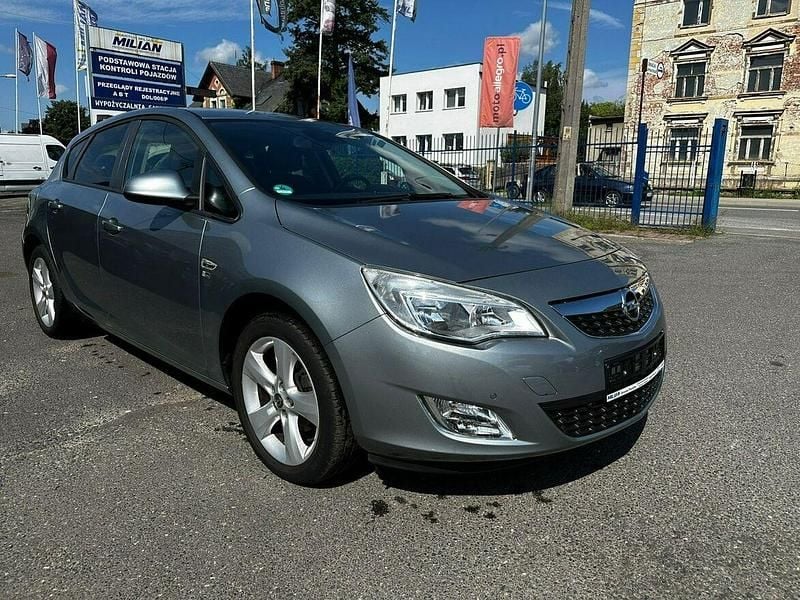 Używany Opel Astra 140 KM (102 kW) 2012 Szary (metalik) Hatchback