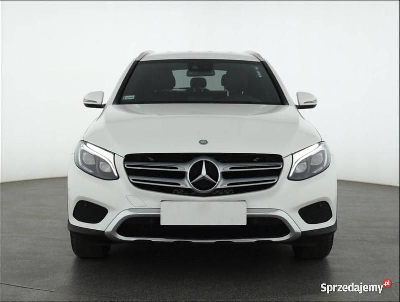 Biały Używany 2016 Mercedes GLC250 SUV | 94 999 zł (Uczciwa cena) - Obraz 1/4